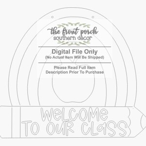 Bem-vindo à nossa classe SVG, arquivo SVG de arco-íris para professores, arquivo de placa de porta de sala de aula, arquivo digital de lápis de volta às aulas, modelo de placa de professor faça você mesmo