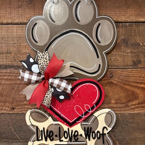 Appendino per porta con impronta di zampa di cane in formato SVG, cartello Live Love Woof in formato SVG, modello per appendino per porta a tema animali domestici, file di taglio a forma di cuore con osso di cane