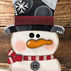 Sneeuwpop plank sitter SVG, rode sjaal sneeuwpop SVG, wintersneeuwpop SVG-bestand, vakantie tafelblad digitale sjabloon, kerstsneeuwpop teken sjabloon