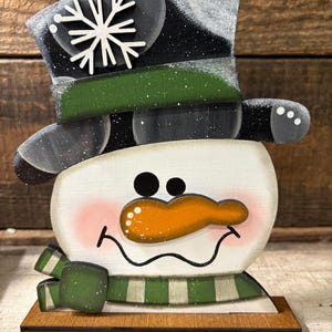 Groene sjaal sneeuwpop digitaal bestand, winter plank sitter SVG-bestand, sneeuwpop tafelblad teken SVG, kerstsneeuwpop gesneden bestand, vakantie DIY Kits