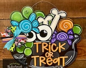 Halloween Cauldron Door Hanger, Trick or Treat Door Sign, Halloween Candy Wreath, Spooky Halloween Front Door Decor, Halloween Bow Door Sign