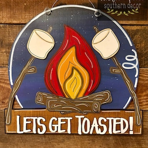 SVG "Vamos a tostarnos", archivo digital de letrero de fogata, archivo SVG de corte divertido para acampar, colgador de puerta con S'mores SVG, diseño digital rústico de verano