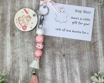 Gepersonaliseerde roze spooksleutelhanger – leuk halloweencadeau met kwastje