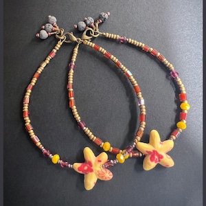 Conjunto de pulseras de estrellas de mar / Pulseras de cuentas amarillas y rojas con dijes difusores
