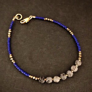 Bracciale diffusore in lapislazzuli e pirite: perle di lava grigia, chiusura riempita d'oro