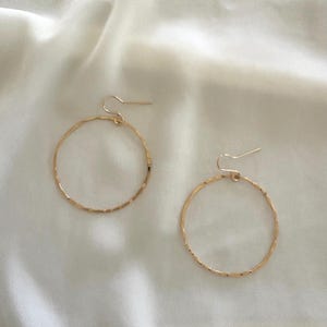 Goudkleurige gehamerde oorringen | Gouden oorringen | Oorringen | Sierlijke oorbellen | Gehamerde oorbellen | God-oorbellen | 14k goud gevuld