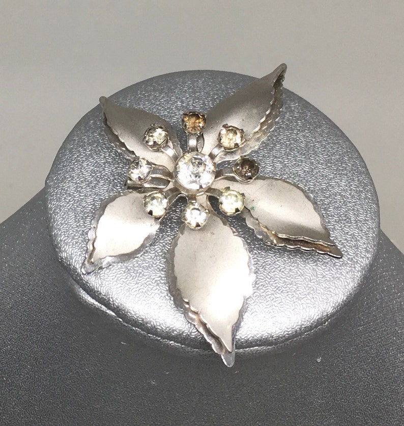 Floral broochpendant of rhinestone and silver