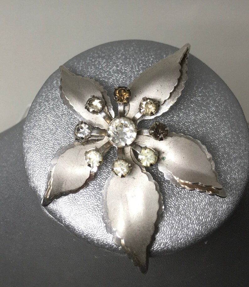 Floral broochpendant of rhinestone and silver