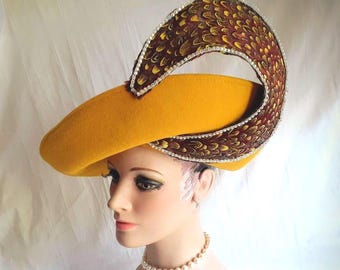 Sombrero vintage de Jack McConnell Couture: RED FEATHER OOAK dorado con plumas