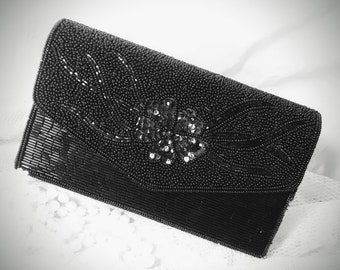 Pochette de soirée perlée noire vintage : sac à bandoulière des années 1980