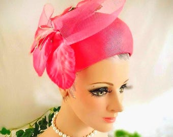 Sombrero cloche rosa de diseñador vintage JACK McCONNELL de Nueva York: Alta Costura con pluma roja, pieza única.