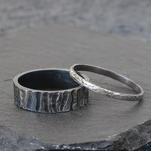 Conjunto de aliança de casamento escura com padrão de árvore, conjunto de aliança de casamento para casais rústicos, anel de floresta de prata, anel de noivado exclusivo inspirado na natureza