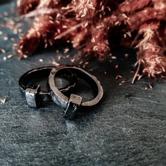 Conjunto de anillos de boda vikingos de plata banda de bodas antigua nordica anillo hecho a mano forjado martillado anillo de bodas gotico anillo irlandes para ella y el Etsy Espana