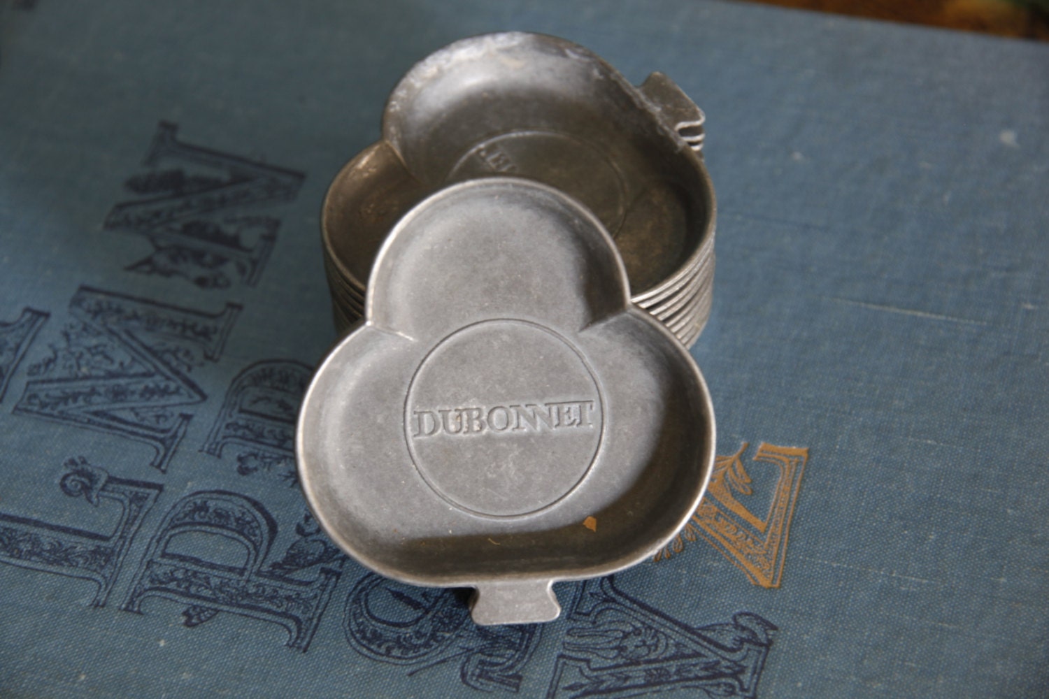 Plateau en Étain Dubonnet Vintage/Bac à Cendres Motif Club Cendrier Barres Plateau Biberon Anneaux B