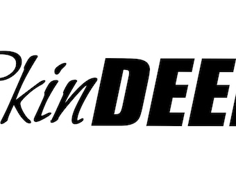 Può includere: Logo in bianco e nero con il testo "SkinDEEP" in un carattere grassetto, sans-serif. La parola "Skin" è in un carattere corsivo.