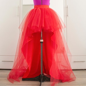Gonna lunga e bassa in tulle rosso: abito da festa personalizzato con fodera in raso