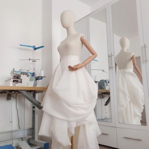 Jupe de mariée en voile haute-basse - Conception de mariée drapée sur mesure