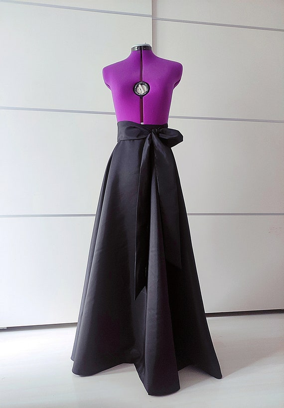 Stunning Taffeta Skirt and Wild Feathers Top Woman Clothing London 2023 –  Desire Avenue