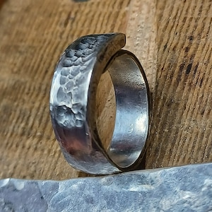 Brutalistische ring gesmeed in gerecycled metaal met verzilvering, aangepaste verstelbare ring, brutalistische sieraden cadeau, unieke verzilverde ring afbeelding 4