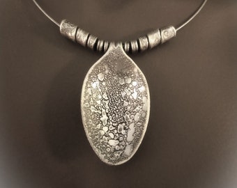 Wisiorek z łyżką w stylu vintage z recyklingu, posrebrzany crackle, eksperymentalnie kuta złota łyżka w stylu vintage, naszyjnik łyżeczka