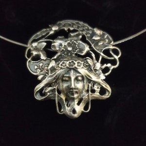 Broche y colgante estilo Art Nouveau en Plata maciza de Ley 925, Joya estilo Mucha, Hada del Bosque, Joyería hecha a mano, Ninfa modernista