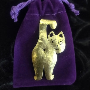 猫の喜び、猫のお尻、猫の手作りペンダントブローチ、猫愛好家のギフト、かわいい子猫のギフト、職人の猫、リサイクル真鍮猫