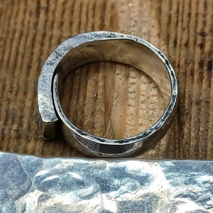 Brutalistische ring gesmeed in gerecycled metaal met verzilvering, aangepaste verstelbare ring, brutalistische sieraden cadeau, unieke verzilverde ring afbeelding 6