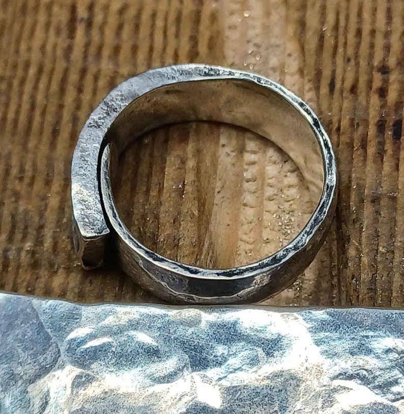 Brutalistische ring gesmeed in gerecycled metaal met verzilvering, aangepaste verstelbare ring, brutalistische sieraden cadeau, unieke verzilverde ring afbeelding 6