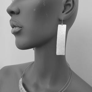 Joyería Boho hecha a mano,  Pendientes largos de aluminio texturizado, Aretes ligeros plateados rectangulares, Tesoros recuperados del Mar