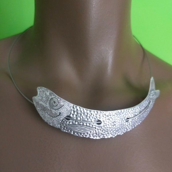 Collier de sardines d'été, collier ras du cou en aluminium de mer récupéré, pendentif artisanal léger et inhabituel, bijoux faits à la main