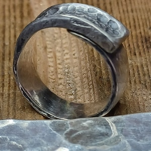 Brutalistische ring gesmeed in gerecycled metaal met verzilvering, aangepaste verstelbare ring, brutalistische sieraden cadeau, unieke verzilverde ring afbeelding 2