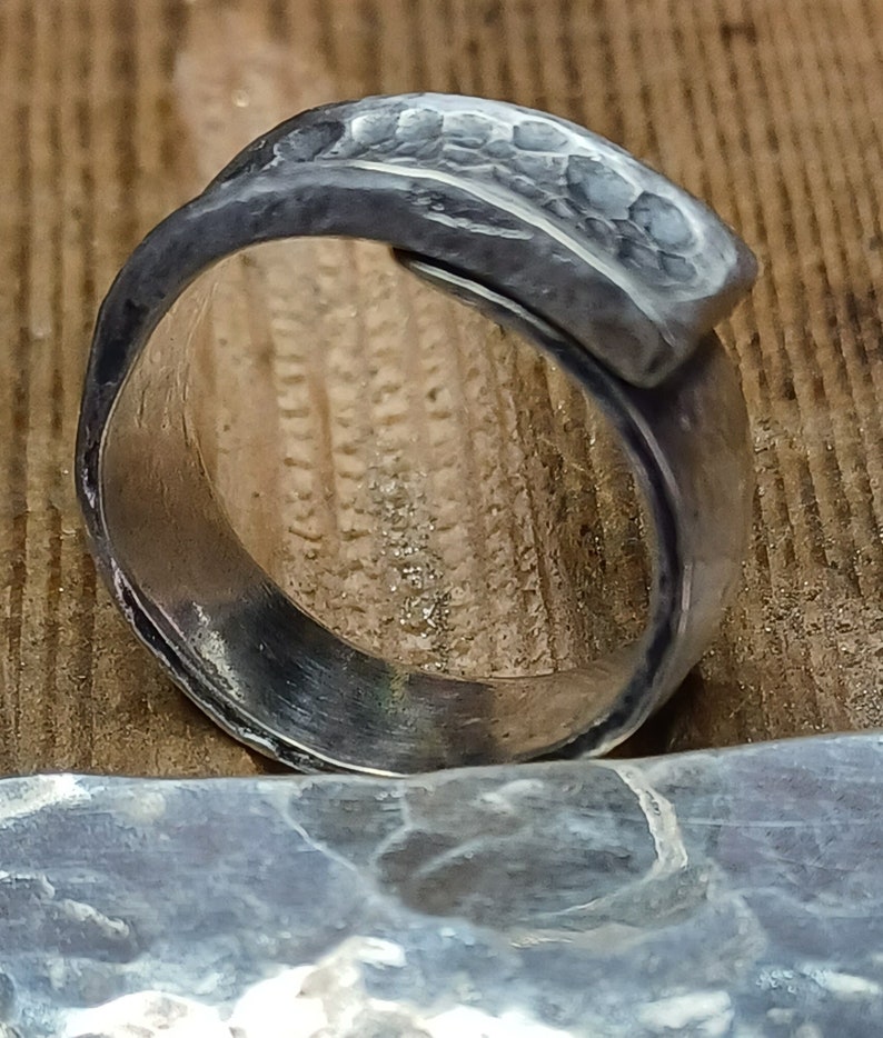 Brutalistische ring gesmeed in gerecycled metaal met verzilvering, aangepaste verstelbare ring, brutalistische sieraden cadeau, unieke verzilverde ring afbeelding 2