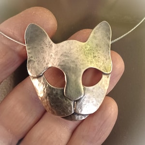 アールデコ調の猫の頭、リサイクル真鍮の猫のブローチとペンダント、猫好きへのギフト、かわいい子猫、メタリックな猫のギフト、かわいい猫