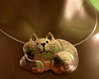 Pussycat broche y colgante en Latón-  Cat lover - Gato de Alicia - Gato Cuántico Cheshire - Gato Risueño - Dulce minino - Mascotas peludas