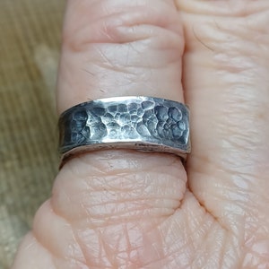 Brutalistische ring gesmeed in gerecycled metaal met verzilvering, aangepaste verstelbare ring, brutalistische sieraden cadeau, unieke verzilverde ring afbeelding 3