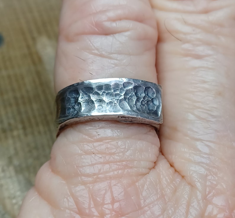 Brutalistische ring gesmeed in gerecycled metaal met verzilvering, aangepaste verstelbare ring, brutalistische sieraden cadeau, unieke verzilverde ring afbeelding 3