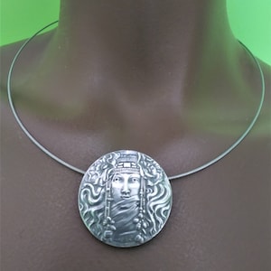 Broche y colgante estilo Art Nouveau en plata maciza de Ley 925, Hada Mucha Belle Époque, Regalo amantes de modernismo, Joyería hecha a mano