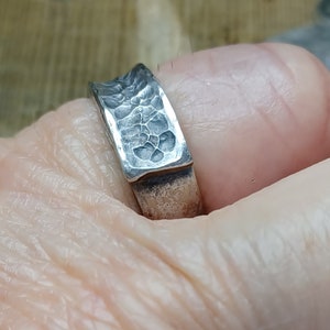 Brutalistische ring gesmeed in gerecycled metaal met verzilvering, aangepaste verstelbare ring, brutalistische sieraden cadeau, unieke verzilverde ring afbeelding 7