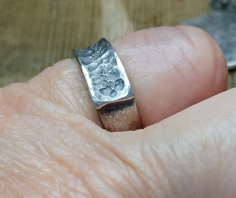 Brutalistische ring gesmeed in gerecycled metaal met verzilvering, aangepaste verstelbare ring, brutalistische sieraden cadeau, unieke verzilverde ring afbeelding 7