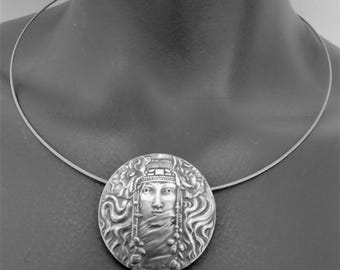 Broche y colgante estilo Art Nouveau en plata maciza de Ley 925, Hada Mucha Belle Époque, Regalo amantes de modernismo, Joyería hecha a mano