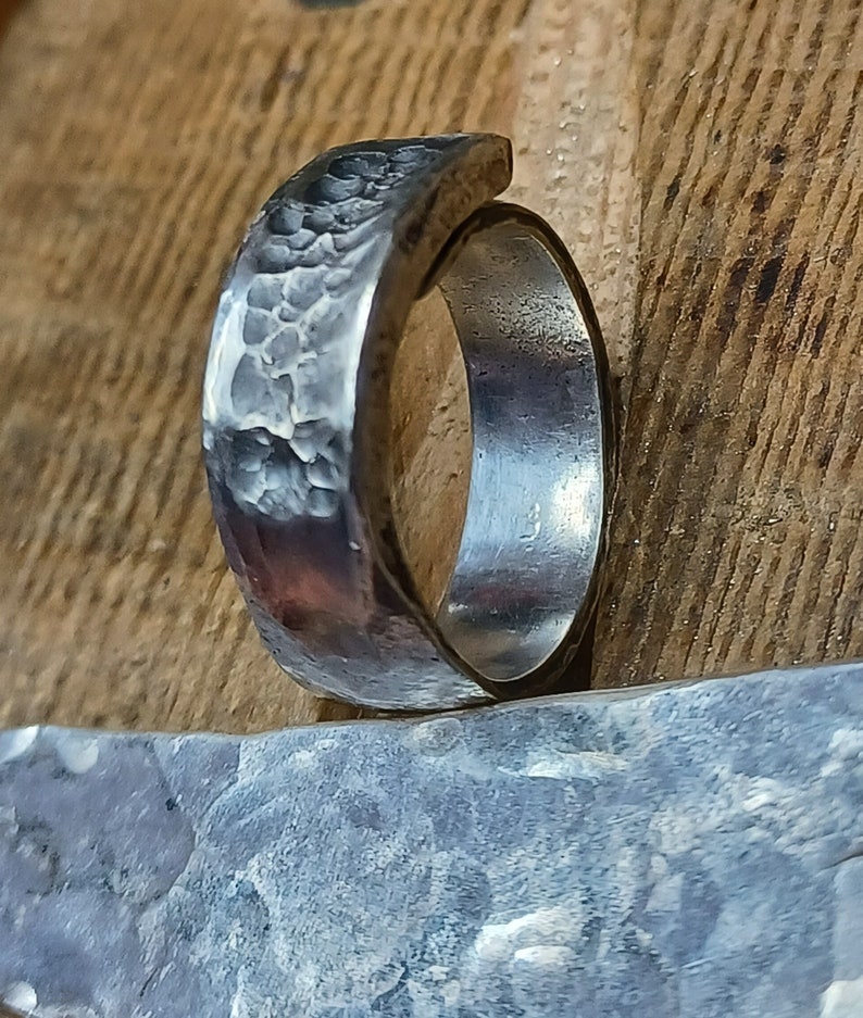 Brutalistische ring gesmeed in gerecycled metaal met verzilvering, aangepaste verstelbare ring, brutalistische sieraden cadeau, unieke verzilverde ring afbeelding 4