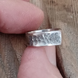 Brutalistische ring gesmeed in gerecycled metaal met verzilvering, aangepaste verstelbare ring, brutalistische sieraden cadeau, unieke verzilverde ring afbeelding 5