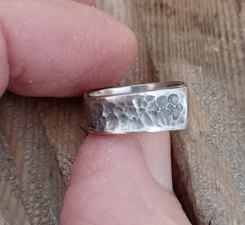 Brutalistische ring gesmeed in gerecycled metaal met verzilvering, aangepaste verstelbare ring, brutalistische sieraden cadeau, unieke verzilverde ring afbeelding 5