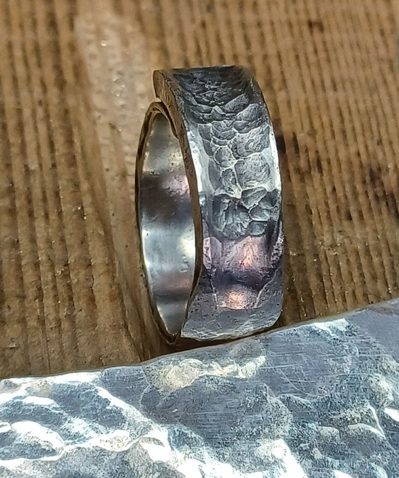 Brutalistische ring gesmeed in gerecycled metaal met verzilvering, aangepaste verstelbare ring, brutalistische sieraden cadeau, unieke verzilverde ring afbeelding 1