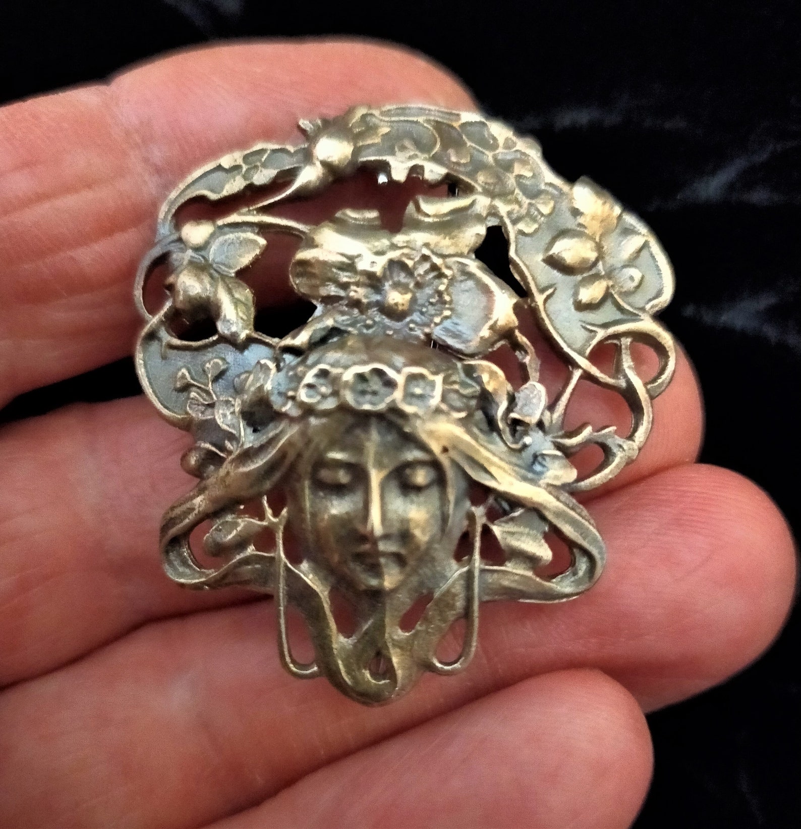 Broche Ancienne Porte-photo Style Art Nouveau - Portrait Couple Avec Décor Floral - Métal Argenté Plaqué Argent