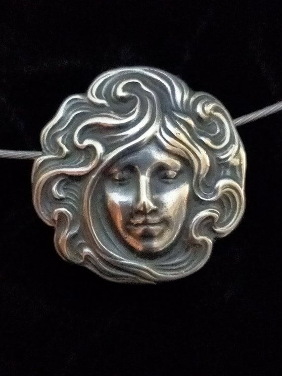 Colgante Art Nouveau en plata maciza de Ley 925, Gea diosa Tierra, Oráculo de Delfos, Pitonisa en trance extático, Mitología greco-latina