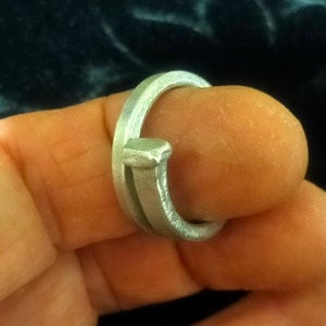 Anillo del clavo de aluminio recuperado del Mar, Alianza de garra forjada a medida, Joyería hecha a mano, Artesanía reciclada, Clavo ataúd