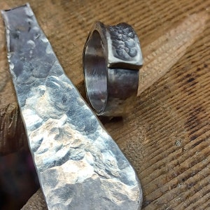 Brutalistische ring gesmeed in gerecycled metaal met verzilvering, aangepaste verstelbare ring, brutalistische sieraden cadeau, unieke verzilverde ring afbeelding 8