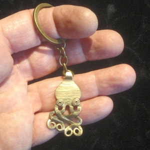 Cthulhu vs. Kraken, Schlüsselanhänger aus Bronze und Stahl / Schlüsselanhänger aus Bronze und Stahl