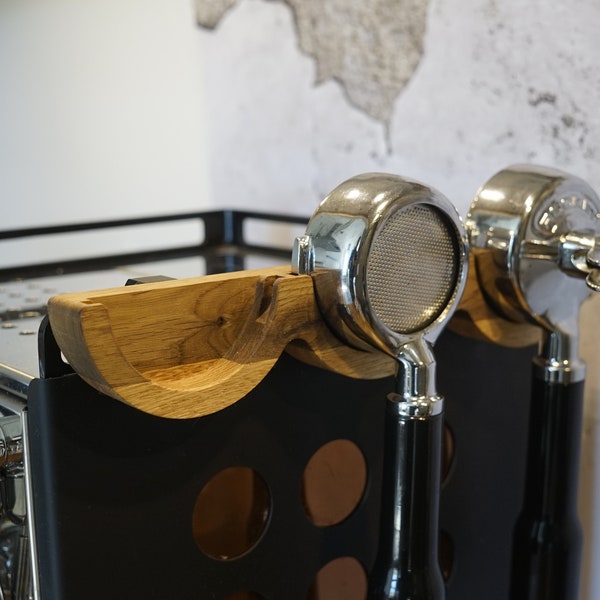 Siebträger Wandhalterung aus Eichenholz - zum Einhängen an der Reling der Kaffemaschine - E61 - Portafilter - für drei 58mm Siebträger